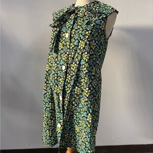 VTG Groovy Flower Dress with Buttons and a bow around neck